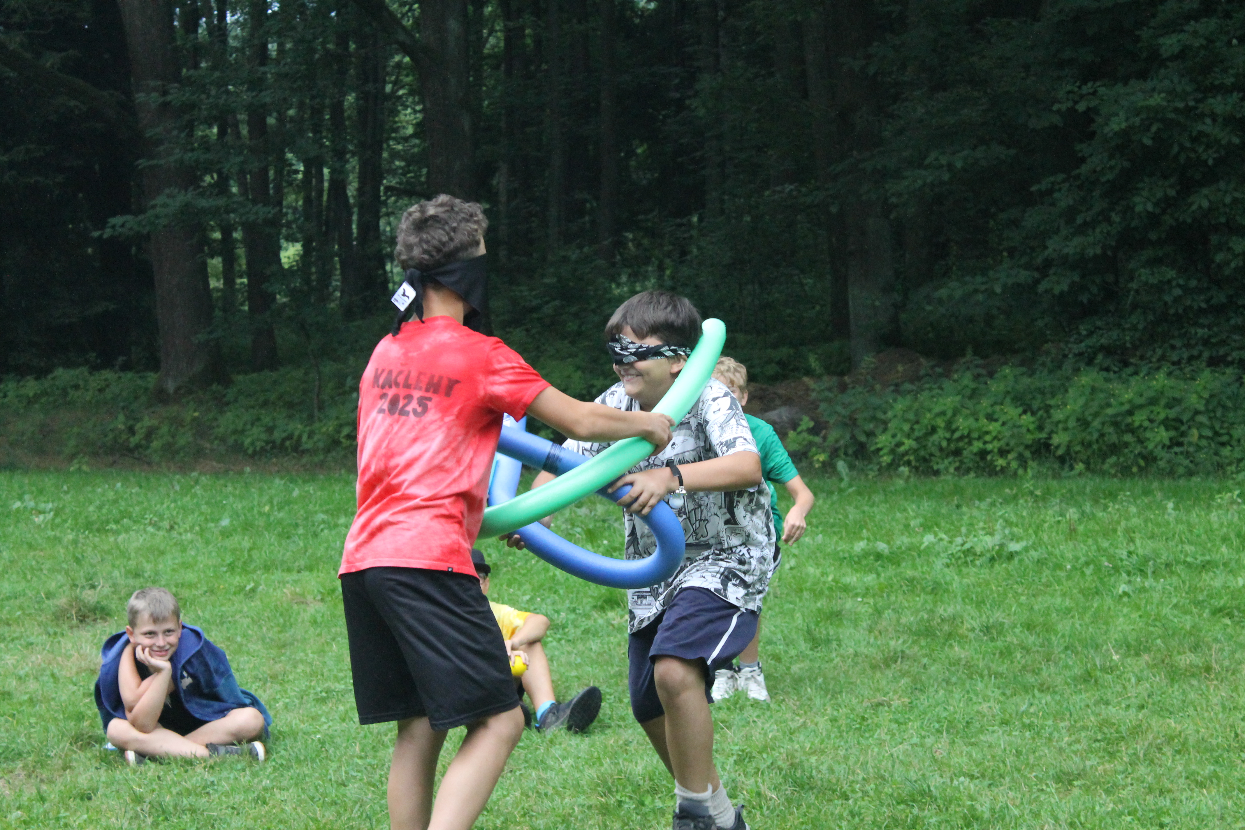 Účastníci s táborovými tričky Kačlehy 2024.