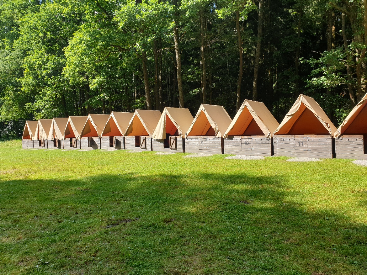 Podsadové stany na táborové základně Kačlehy.